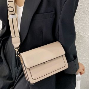 Minimalist flap crossbag